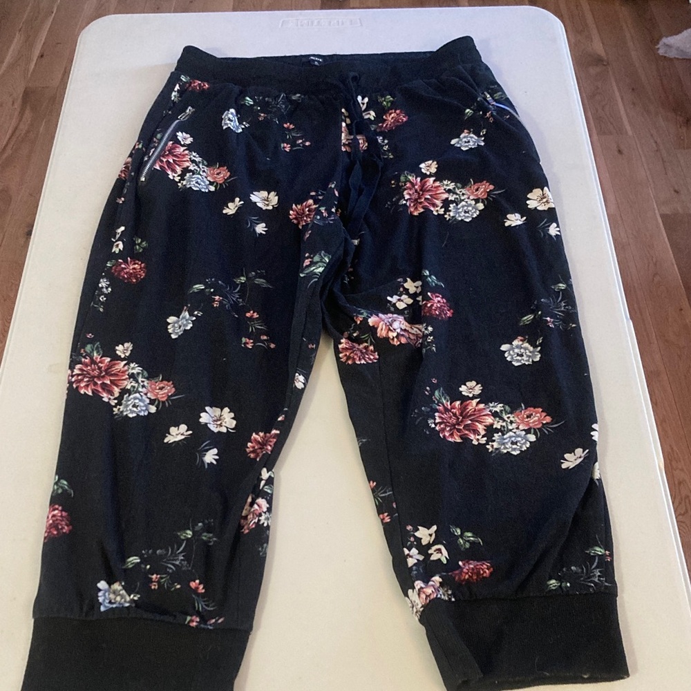 Ardene Black Floral Capris with Pink & Cream Blooms